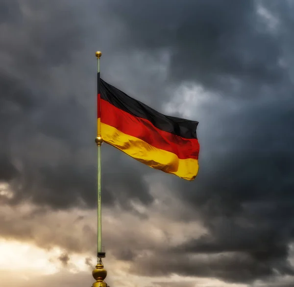 德国国旗在天气不好的时候 暴风雨就要来了 — 图库照片