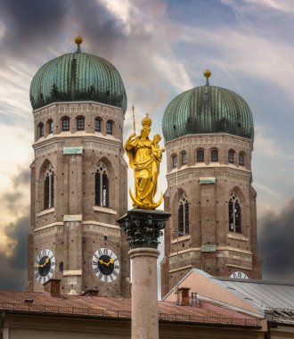 Münih 'teki Frauenkirche kuleleri ve Mary' nin altın heykeli..