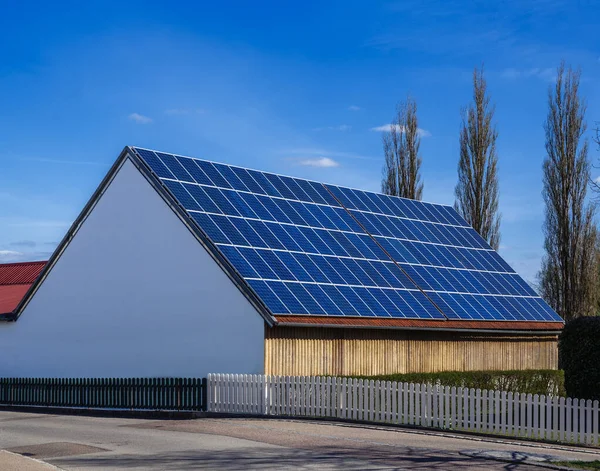 農業ビルの屋根の上にソーラーコレクターと緑のエネルギー — ストック写真