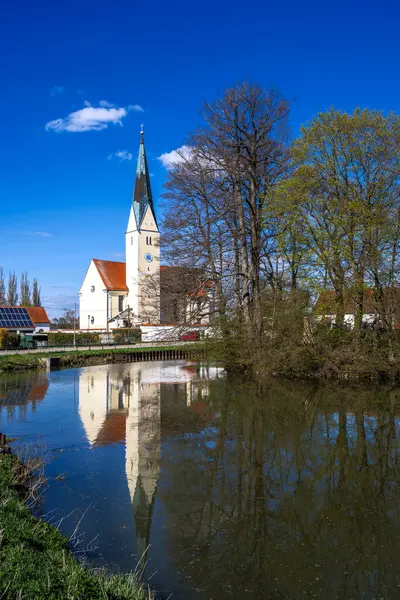 バイエルン州のワイホフェン村の農村教会 小さな湖の中の建物の反射 — ストック写真