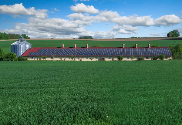 Grön Energi Med Solfångare Taket Till Jordbruksbyggnad — Stockfoto