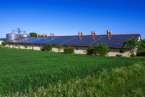 Grüne Energie Mit Sonnenkollektoren Auf Dem Dach Eines Landwirtschaftlichen Gebäudes — Stockfoto