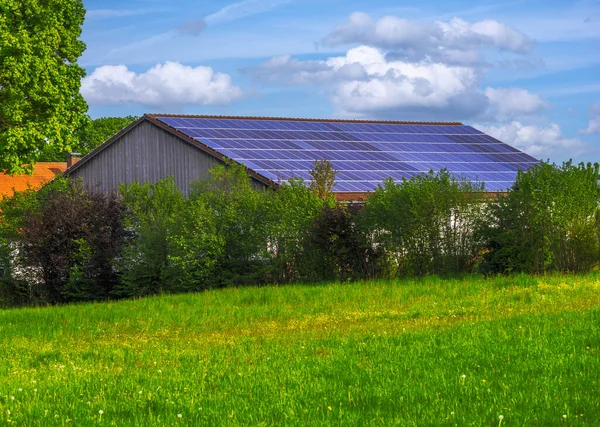 Groene Energie Met Zonnecollectoren Het Dak Van Een Landbouwgebouw — Stockfoto