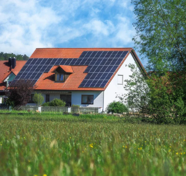 Modernes Haus Mit Photovoltaik Solarzellen Auf Dem Dach Zur Alternativen — Stockfoto