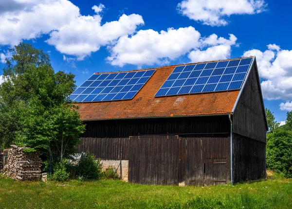 Zöld Energia Napkollektorokkal Egy Mezőgazdasági Épület Tetején — Stock Fotó