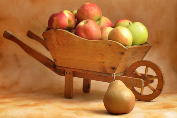 Manzanas y pera —  Fotos de Stock