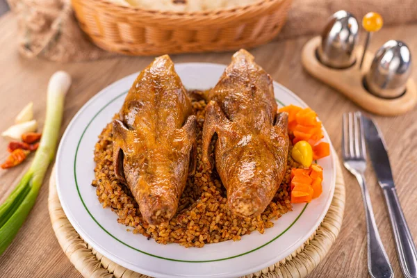 Fried Oriental Pigeon Dish Salad Vegetables Wooden Gray Background — 图库照片