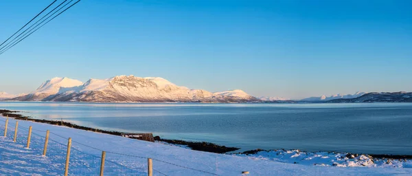 Pohled Ostrov Senja Fjord Atlantském Oceánu Zasněženým Polárním Polem Horami — Stock fotografie