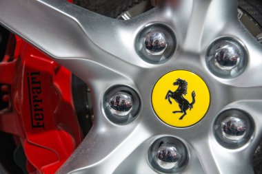 Maranello, İtalya - 24 Nisan 2016: Ferrari Progetta F142 tekerlek ve jant. Ortasında marka logosu olan spor tekerleği, cıvatalar, sarı fren kalibreli ve havalandırmalı fren diski..