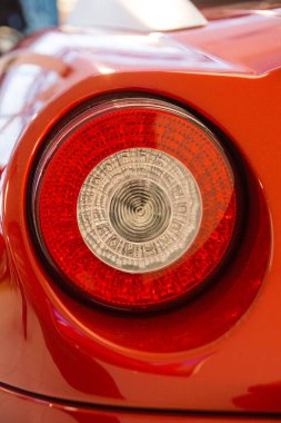 Maranello, İtalya - 24 Nisan 2016: La Ferrari 'nin kırmızı arka lambası