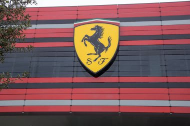 Maranello, İtalya - 24 Nisan 2016: Scuderia F1 'in kalkan ve logosuna sahip FERRARI Spor Merkezi Cephesi