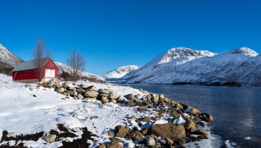 Nordfjordsbotn, Kva 'da kırmızı bir kayıkhanesi olan fiyort boyunca görüntü