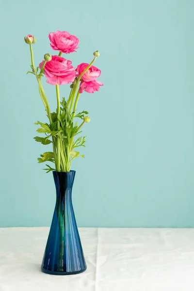 Buja Természetes Fény Régi Holland Delft Kék Fedett Váza Rózsaszín — Stock Fotó