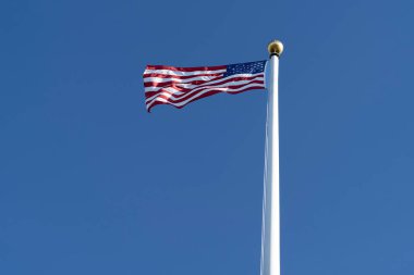 Amerikan bayrak yıldızları ve çizgileri ya da mavi gökyüzünde dalgalanan yıldızlı bayrak