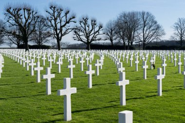 Hollanda, Limburg, Margraten, 12 Şubat 2022: Anma haçları sıraları ve David Amerikan Mezarlığı ve Anıt Mezarlığı 'nda mezar taşları