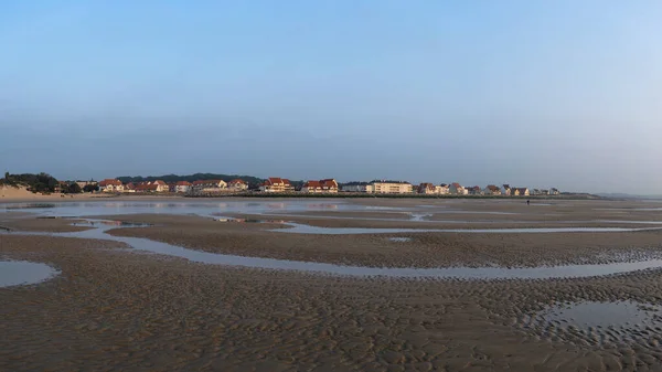 威森特村和法国猫科动物海岸的海滩上布满了大海和沙子 复制空间 水平号 — 图库照片