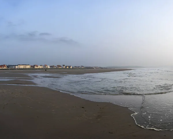 威森特村和法国猫科动物海岸的海滩上布满了大海和沙子 复制空间 水平号 — 图库照片