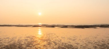 Fransız Opal Sahili sahilinde deniz ve yapıları olan kumlu bir günbatımı. Uzayı kopyala Ufuk