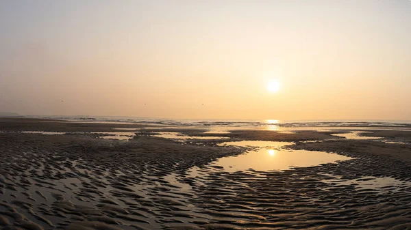 Fransız Opal Sahili sahilinde deniz ve yapıları olan kumlu bir günbatımı. Uzayı kopyala Ufuk