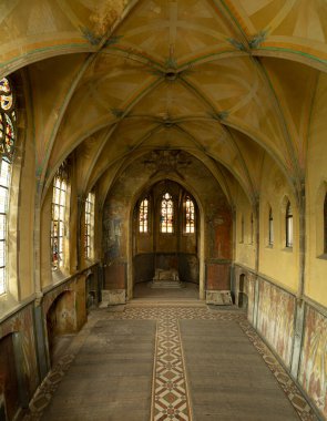Valkenburg 'da çürümüş odaları ve salonları olan terk edilmiş bir manastır. Hollanda.