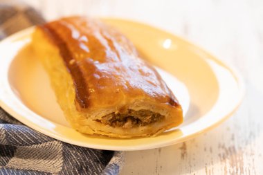 Sosisli börek ya da sosis. Atıştırmalık olarak eti olan geleneksel bir Hollanda baharatlı puf böreği.