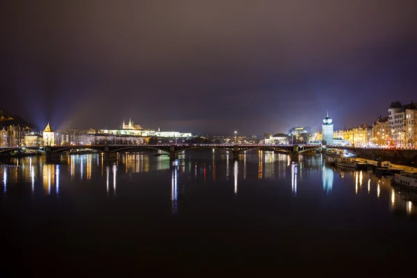 Castillo de Praga por la noche — Foto de Stock