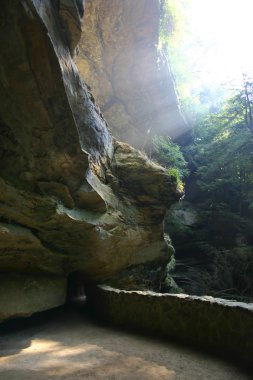 Tünel ile güneşli gorge sahne