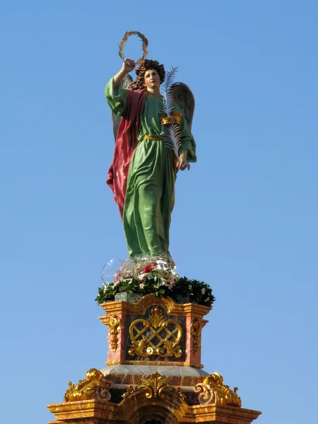 Ангел в центре площади — стоковое фото