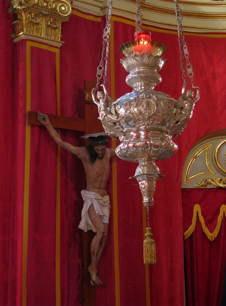 El crucifijo y la lámpara de plata — Foto de Stock