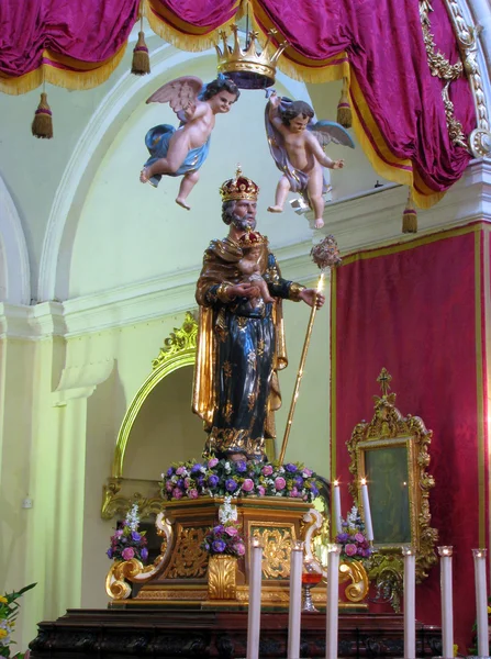 La statue couronnée de saint Joseph — Photo