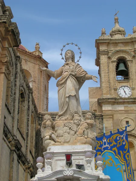 Madonna náměstí s kostelem — Stock fotografie