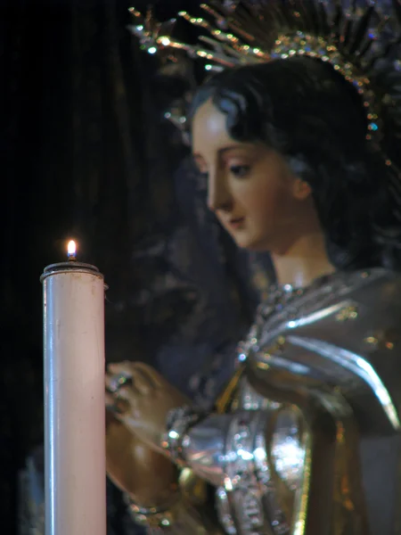 Una vela delante de Nuestra Señora —  Fotos de Stock
