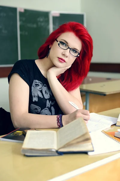 Kızıl saçlı kız ders yapıyor