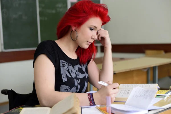 Kızıl saçlı kız ders yapıyor