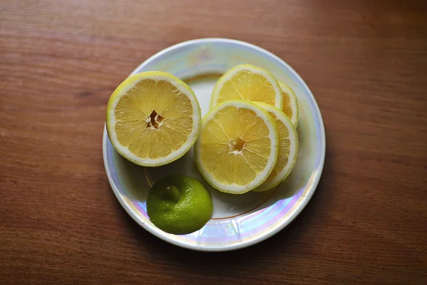 Lemon on a plate — Stock Photo, Image