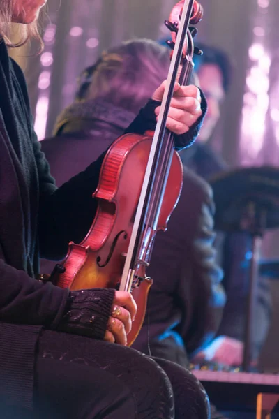 音楽家の手にあるバイオリン — ストック写真