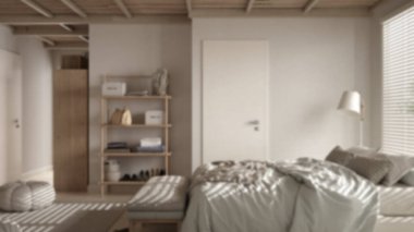 Bulanık arka plan, rahat huzurlu yatak odası, çift kişilik yatak, yastıklar ve battaniyeler, seramik fayanslar zemin, halı, puf, raflar ve pencereler Venedik panjurlu, modern iç tasarım