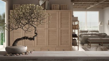 Eski ahşap masa rafı çakıl taşı ve saksı çiçeği bonsai, beyaz çiçekler, rahat ahşap huzurlu yatak odası, çift yatak, iç tasarım, zen temiz mimari konsept fikri