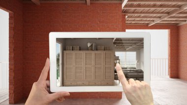 Gelişmiş gerçeklik kavramı. İç inşaat alanındaki mobilya ve tasarım ürünlerini taklit etmek için kullanılan AR uygulamalı el bilgisayarı tableti, çift kişilik yatak odası, gardırop.