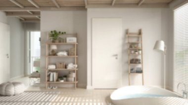 Bulanık arka plan, rahat, huzurlu banyo, büyük yuvarlak küvet, seramik fayanslar zemin, halı, yuvarlak puf, raflar ve pencereli panjurlar, spa, otel odası, modern iç mimari tasarım.