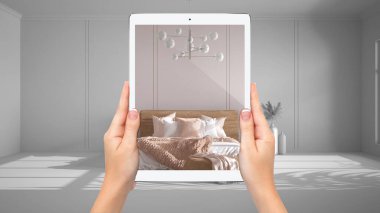 Konforlu yatak odasını gösteren tableti tutan eller, arka planda taslak çizimi olan defter, artırılmış gerçeklik konsepti, mobilya ve iç tasarım ürünlerini taklit etmek için uygulama