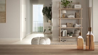 Ahşap masa ya da raf aromatik çubuklarla dolu şişeler raflı ve dekorlu modern banyo, lavabo ve saksı bitkisi, minimal iç mimari tasarım