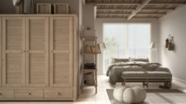 采购产品模糊的背景 舒适舒适的卧室 双人床 枕头和毛毯 瓷砖地板 大的古董柜和窗户 现代室内设计 — 图库照片