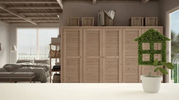白色桌面或架子 绿色植物 房子状 舒适宁静的木制卧室为背景 室内设计 房地产 生态建筑理念 — 图库照片