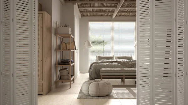双人床 羽绒被 百叶窗 室内设计 设计师理念 模糊的背景等舒适而舒适的卧室 白色折叠门敞开 — 图库照片