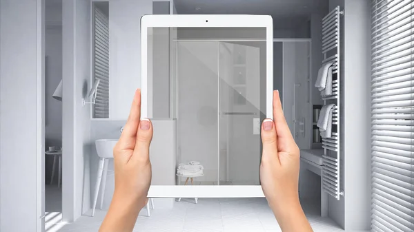 Mãos Segurando Tablet Mostrando Banheiro Branco Moderno Fundo Total Projeto — Fotografia de Stock