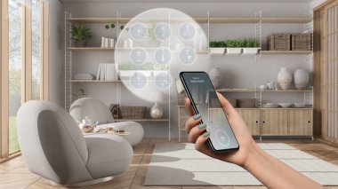 Telefon uygulamasında akıllı ev teknolojisi arayüzü, artırılmış gerçeklik, şeylerin interneti, bağlı nesnelerle modern salonun iç tasarımı, kadın el kumandası cihazı