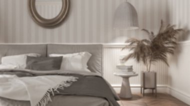 Bulanık arka plan, modern minimalist mobilyalarla yakın plan şık yatak odası. Parke, duvar kağıdı, çift kişilik yatak, kolye lambaları ve yuvarlak ayna. Klasik iç tasarım