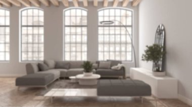 Arka plan bulanık, klasik dairede modern oturma odası büyük eski pencereli, yastıklı kanepe, halı, masa. Klasik parke döşeme, ahşap çatı kirişleri, iç tasarım fikri.