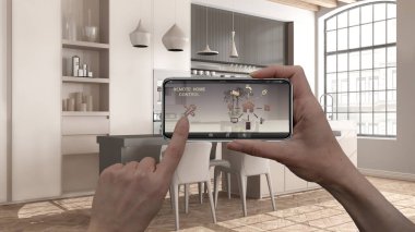 Akıllı bir telefondaki akıllı uzaktan kumanda sistemi. Uygulama simgeleri olan aygıt. Arka planda sandalyeler ve ada olan modern mutfağın iç mimari tasarımı.